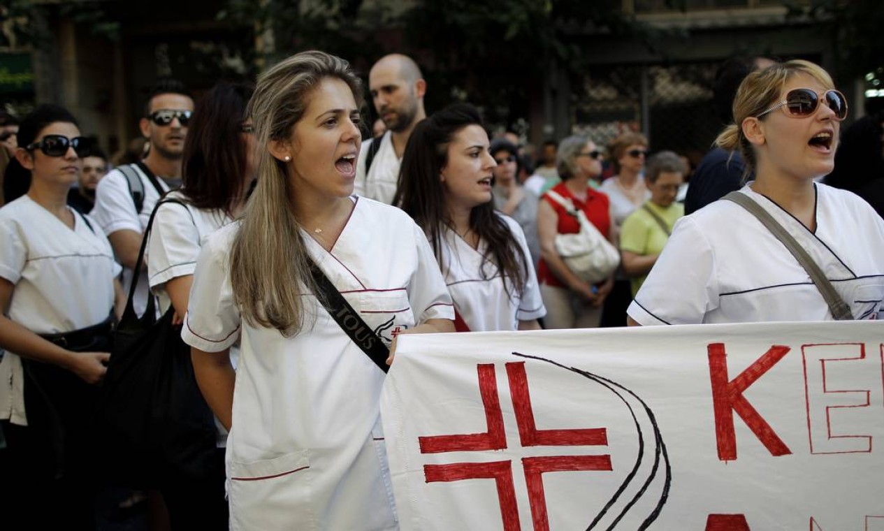 Enfermeiros do hospital manifestam em frente ao Ministério da Saúde da Grécia pela falta de pegamento Foto: Petros Giannakouris / AP