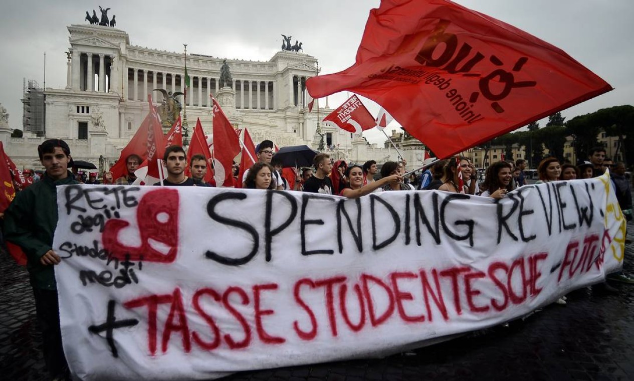 Na Itália, estudantes marcharam pelo centro de Roma, também contra cortes do governo Foto: FILIPPO MONTEFORTE / AFP