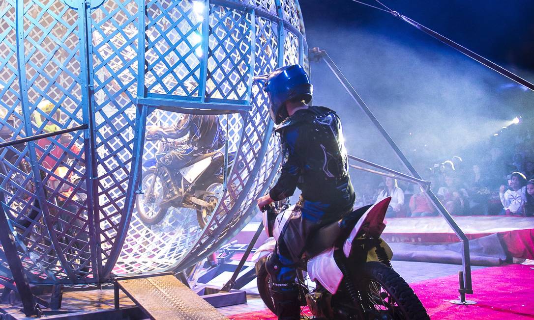 Imagem do show da Globo da Morte no circo com as motos e motoqueiros  [download] - Designi