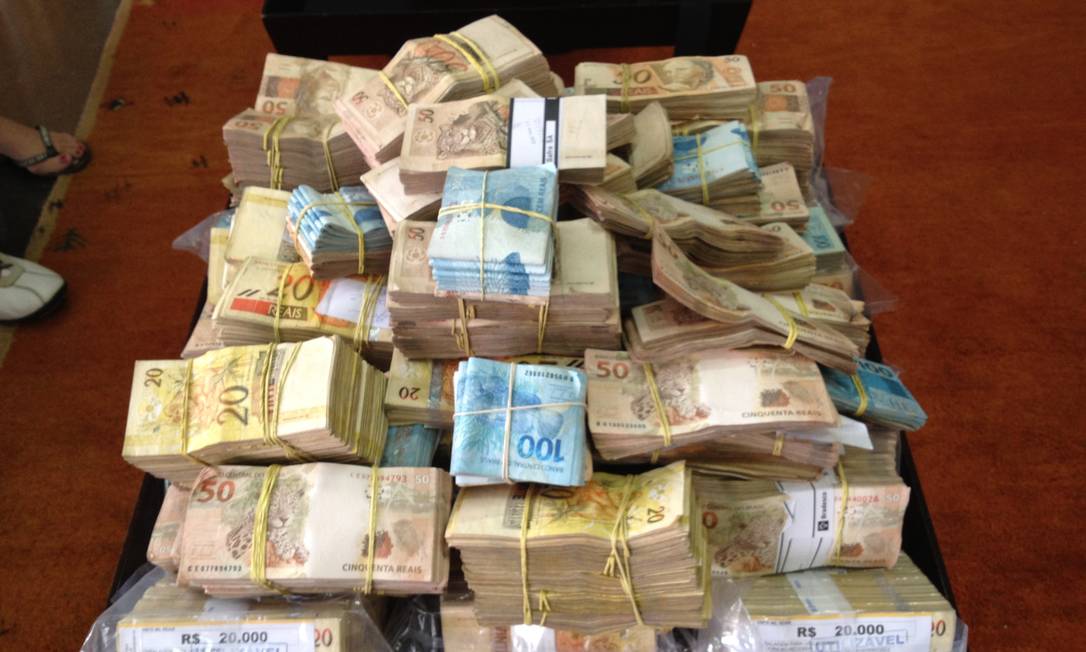 Dinheiro apreendido dentro de avião no aeroporto de Parauapebas, no Pará Foto: Polícia Civil de Parauapebas