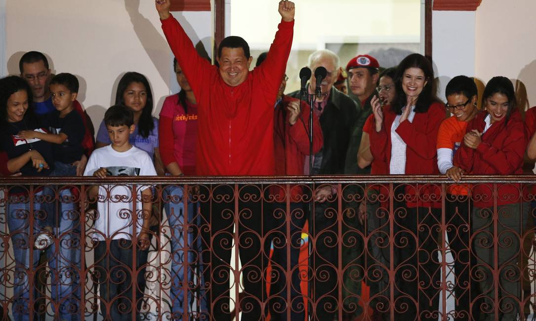 Hugo Chávez cumprimenta milhares de pessoas no balcão do Palácio Miraflores, em Caracas Foto: Reuters