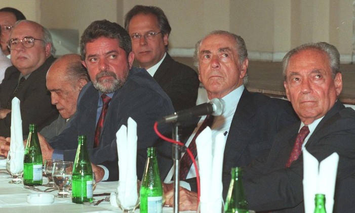 
Dirceu participou de todas as campanhas presidencias de Lula. Na foto, em 1998, eles estão ao lado de Luiz Fernando Veríssimo, Oscar Niemeyer, Brizola e Waldir Pires
Foto: Sérgio Tomisaki/Arquivo