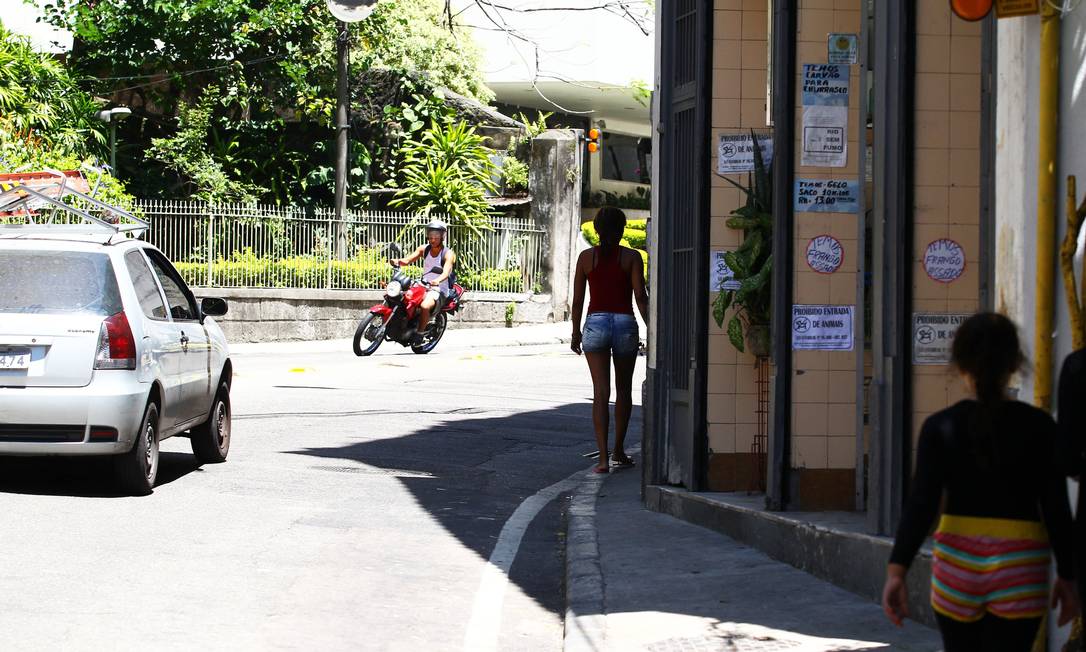 
Sem espaço. Pedestre se arrisca na curva de uma calçada de apenas 20 centímetros de largura na Rua Cosme Velho
Foto: Jorge William / O Globo
