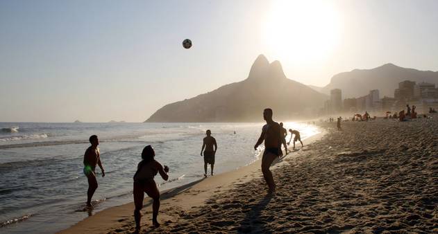 Após banhistas atolarem na Praia Central, 'areia movediça' acende