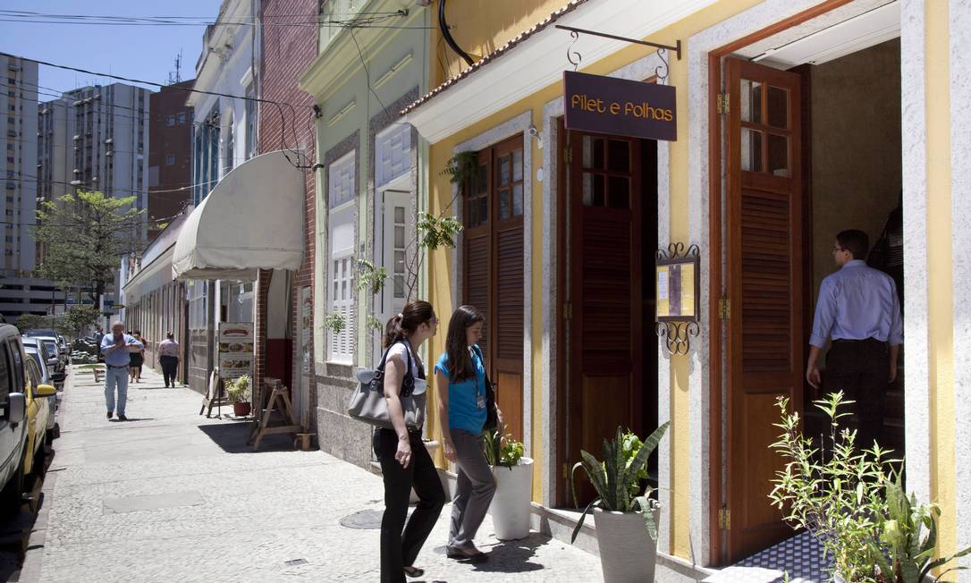 
Vias como a Rua Néri Pinheiro agora tem restaurantes e pequenas lojas
Foto: Mônica Imbuzeiro / O Globo