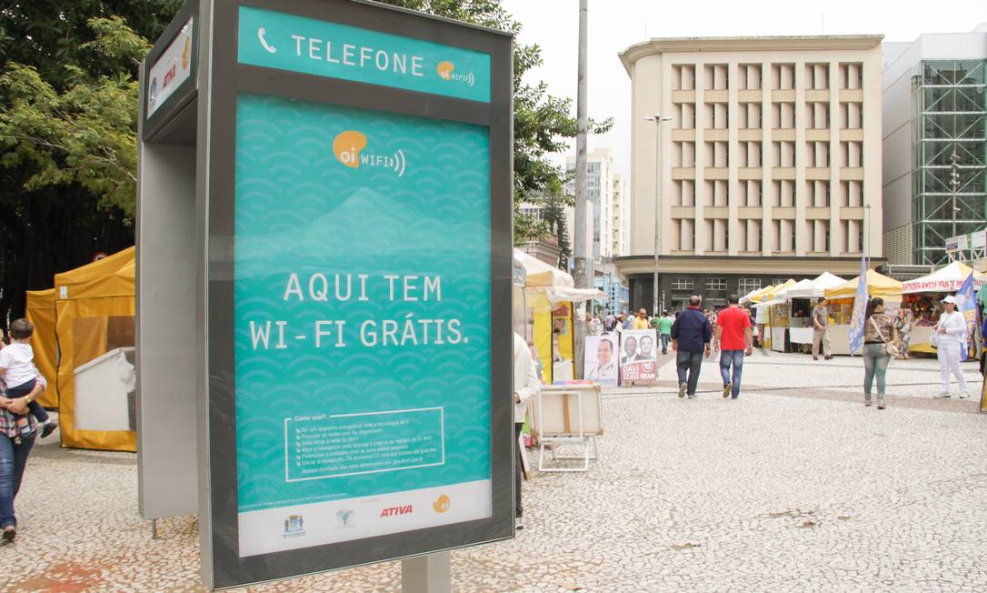 Conectado. Orelhão com conexão wi-fi gratuita está sendo testado em Florianópolis e pode chegar a todo o país Foto: Divulgação