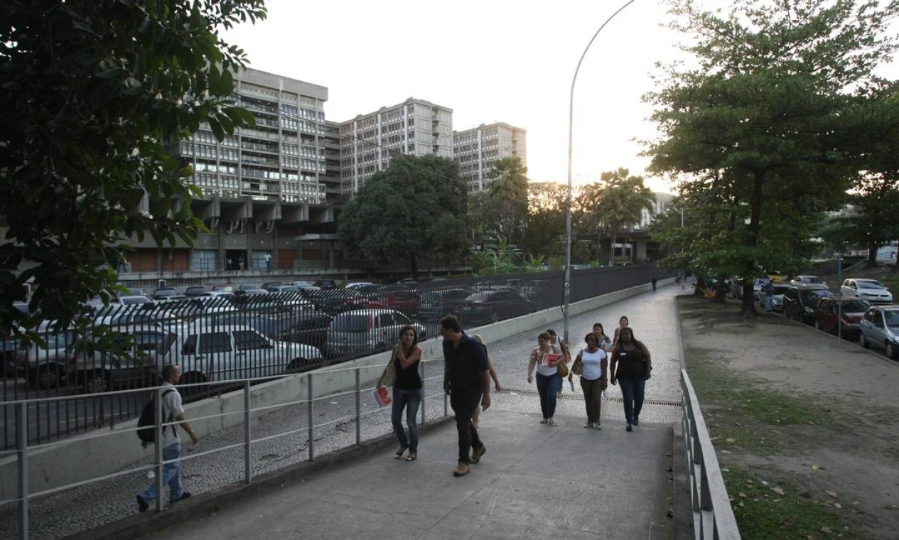 Obras interditam parte do estacionamento no Campus Maracanã - UERJ