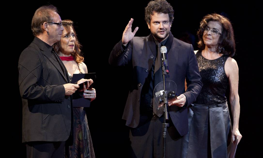 
Entre José Wilker, Zaira Zambelli e Betty Faria, Selton Mello agradece o prêmio de melhor ator por “O palhaço”
Foto: Mônica Imbuzeiro / O Globo
