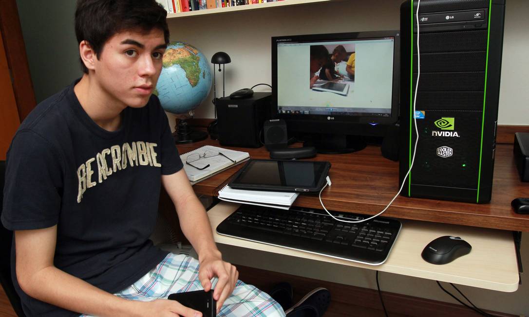 
O estudante Lucas Honda, que garante não ser viciado em internet, foi proibido pela mãe de utilizar iPhone por uma semana
Foto: Gilvado Barbosa / Agência O Globo