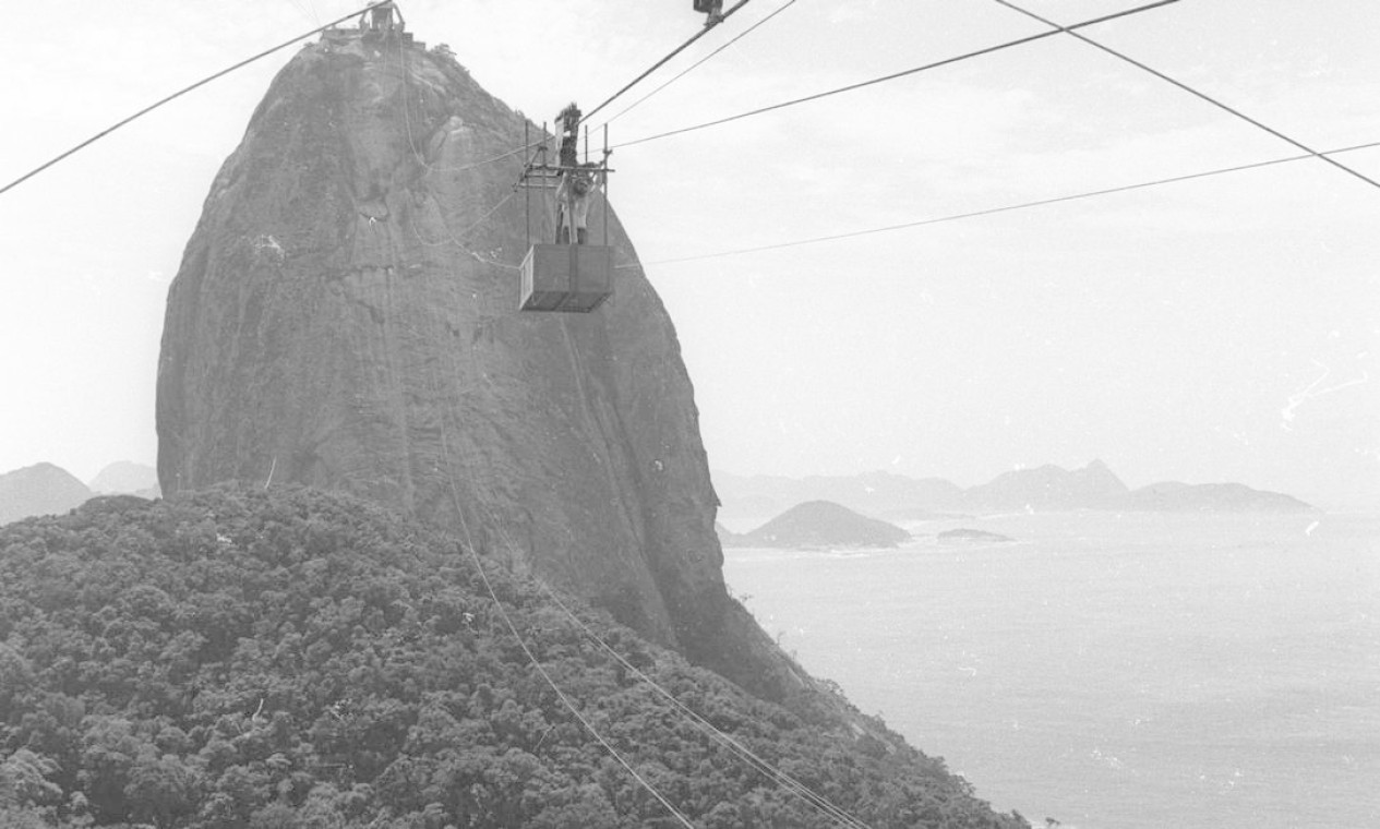O equilibrista americano Steven McPeak atravessa o caminho entre o Morro da Urca e o Pão de Açúcar sobre o cabo do teleférico em março de 1977 Foto: Agência O Globo
