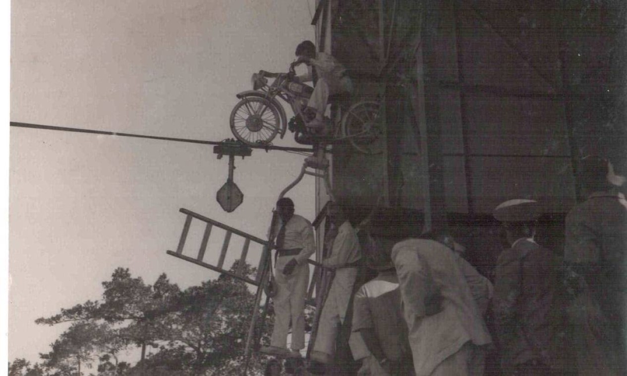 Acrobacia feita pelos irmãos Brueder em 1967, que deslizaram de motocicleta com contrapeso sobre o cabo do teleférico entre o Morro da Urca e o Pão de Açúcar Foto: Caminho Aéreo do Pão de Açúcar / Divulgação