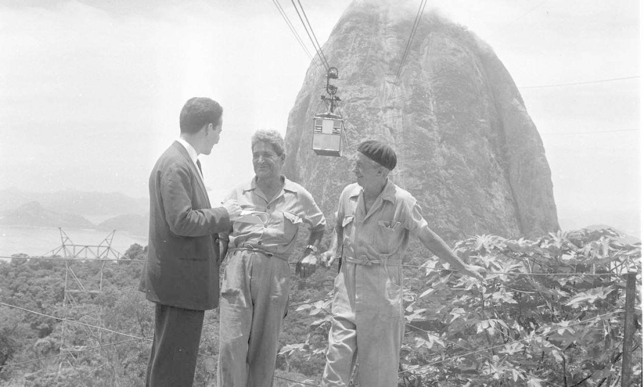 Funcionários do Pão de Açúcar dão entrevista ao repórter do GLOBO em 17/01/1963 Foto: Agência O Globo