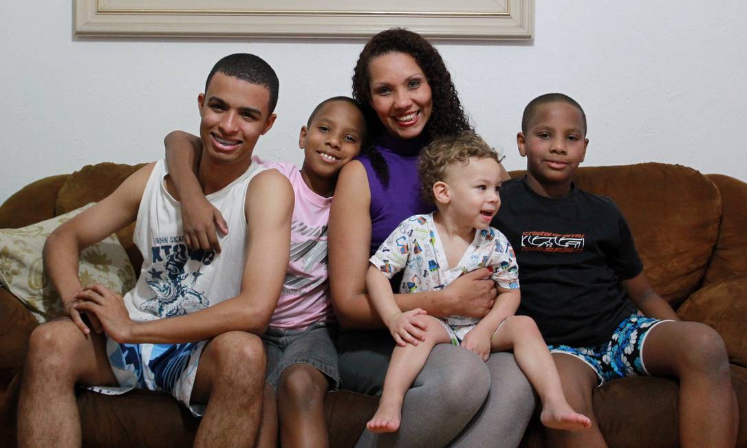
Elas na chefia: A secretária Joice Hurtado, com o irmão (à esquerda) e os três filhos: responsável pelas despesas
Foto: Gabriel de Paiva / O Globo