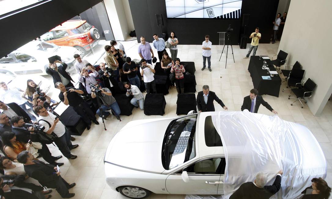 
O sedan Ghost é apresentado no showroom da loja da Rolls Royce em São Paulo
Foto: PAULO WHITAKER / REUTERS