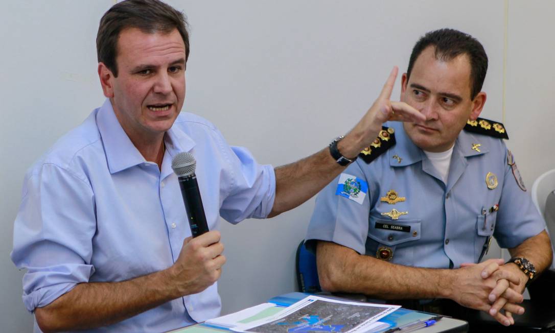 
O prefeito Eduardo Paes durante a visita à clinica da familia no Jacarezinho
Foto: Pedro Kirilos / O Globo