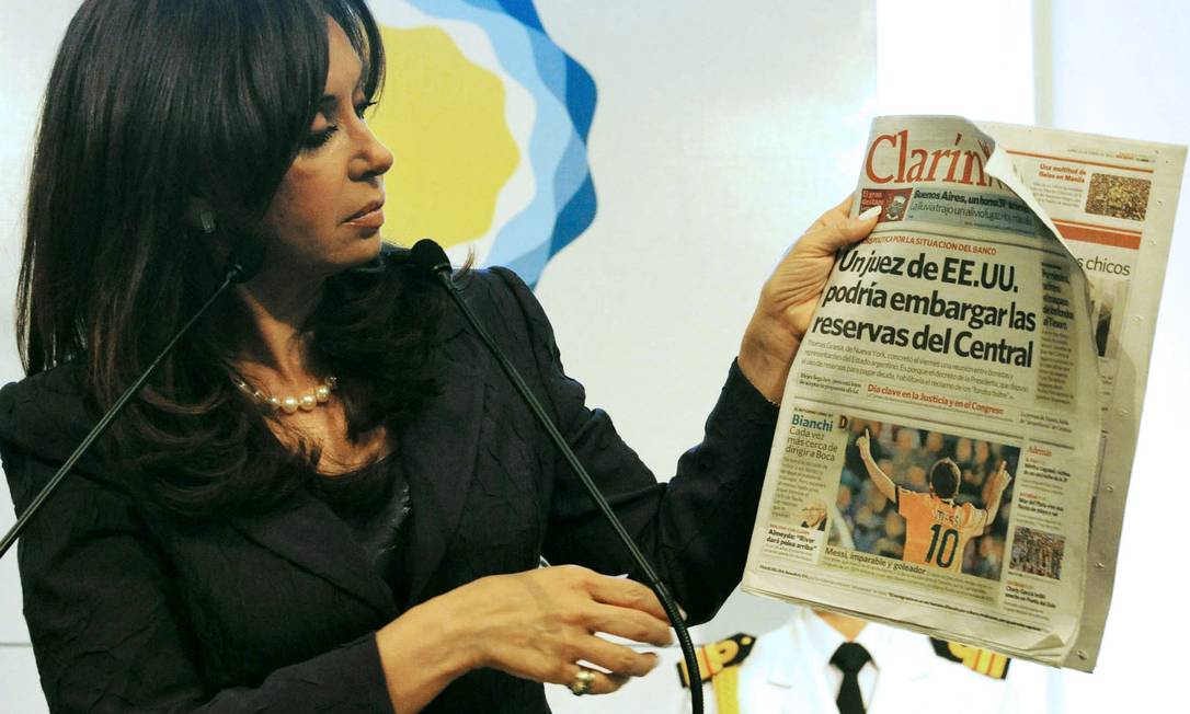 
Cristina Kirchner segura exemplar do “Clarín”: presidente diz que grupo representa a mídia argentina que transmite “a rede nacional do desânimo”
Foto: AFP/11-1-2010