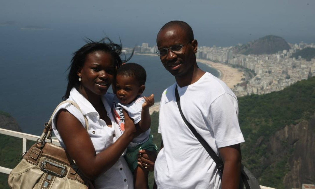 Os turistas angolanos Sandra Dongala e Mario Cumoleha Foto: Eduardo Naddar / O Globo