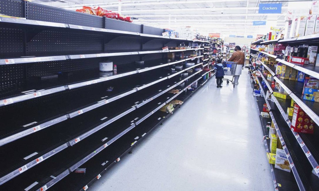 Preocupados com o furacão, moradores da Big Apple esvaziaram mercados e farmácias em busca de mantimentos Foto: LUCAS JACKSON / REUTERS
