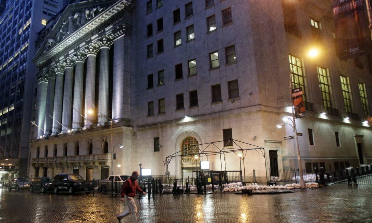 A Bolsa de Nova York cancelou completamente suas operações nesta segunda-feira Foto: Richard Drew / AP