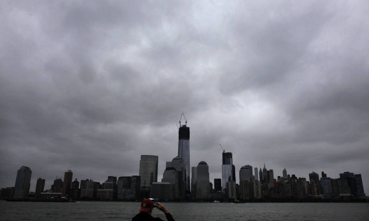 No fim do domingo, os céus da Big Apple já escureciam com o aproximar de Sandy Foto: EDUARDO MUNOZ / REUTERS