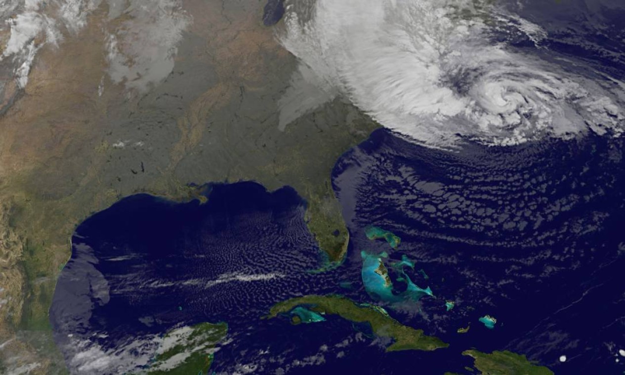 Segundo o Centro Nacional de Furacões, nos EUA, os ventos de Sandy aumentaram de 120 km/h para 135 km/h nesta segunda-feira Foto: NASA / Reuters