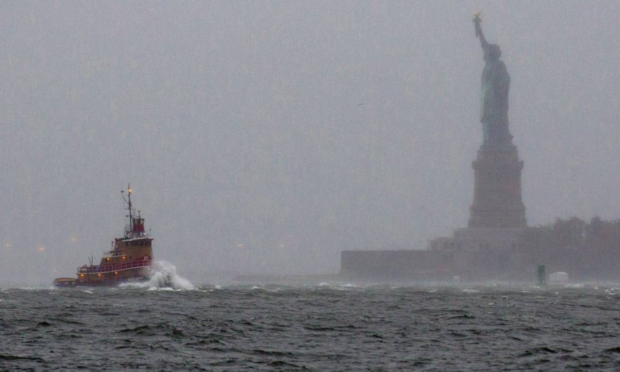 A Estátua da Liberdade quase encoberta por névoa e chuvas causadas pelo Sandy Foto: Reuters