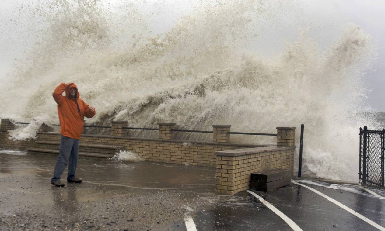 As ondas arrebentam contra a murada numa praia de Milford, Connecticut Foto: Reuters