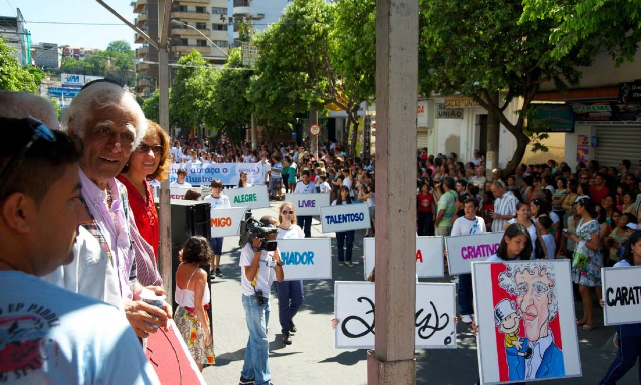 Para homenagear Ziraldo, a cidade preparou um grande desfile, assistido pelo artista de um palanque Foto: Sergio Abranches