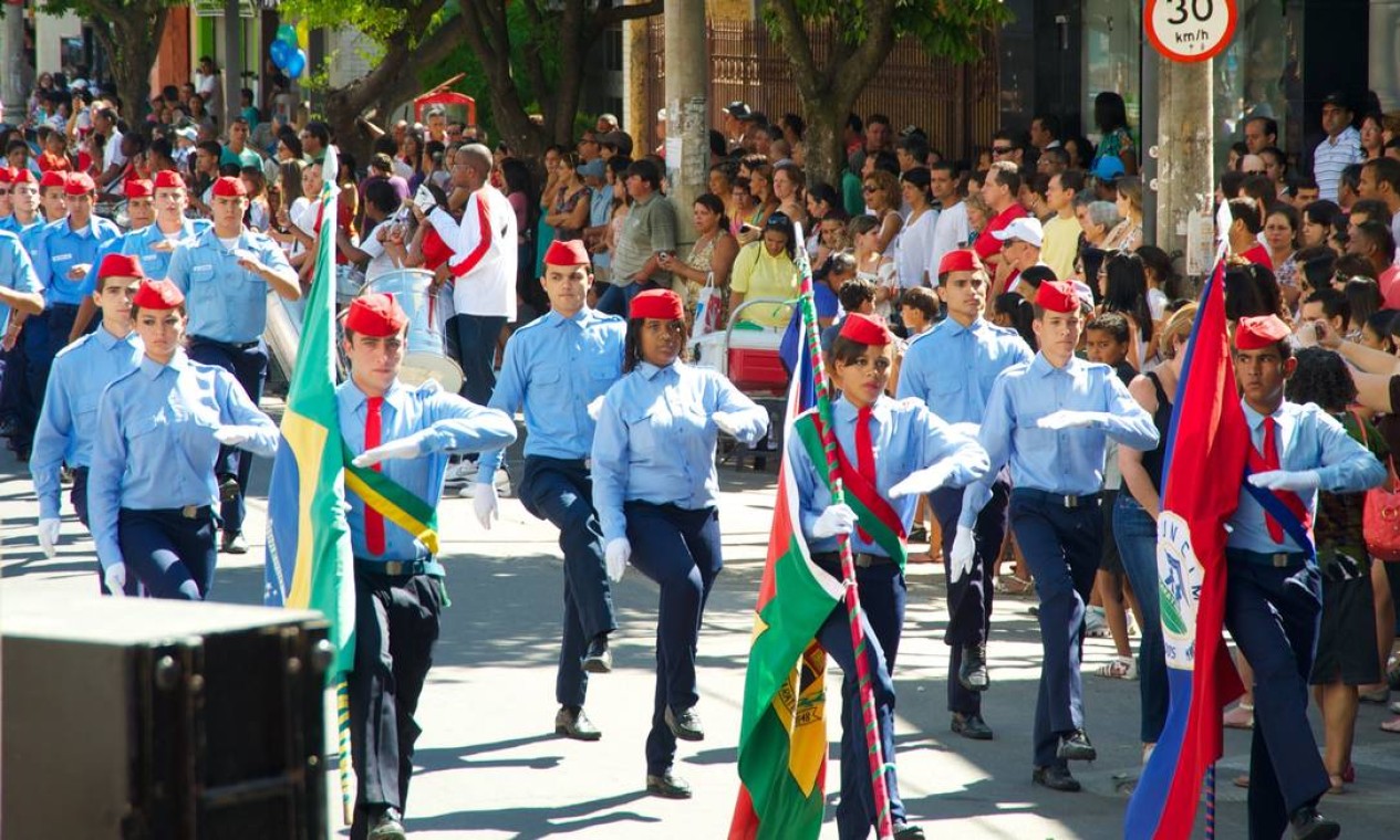 A comemoração pelos 80 anos teve ainda desfile com bandeiras Foto: Sergio Abranches