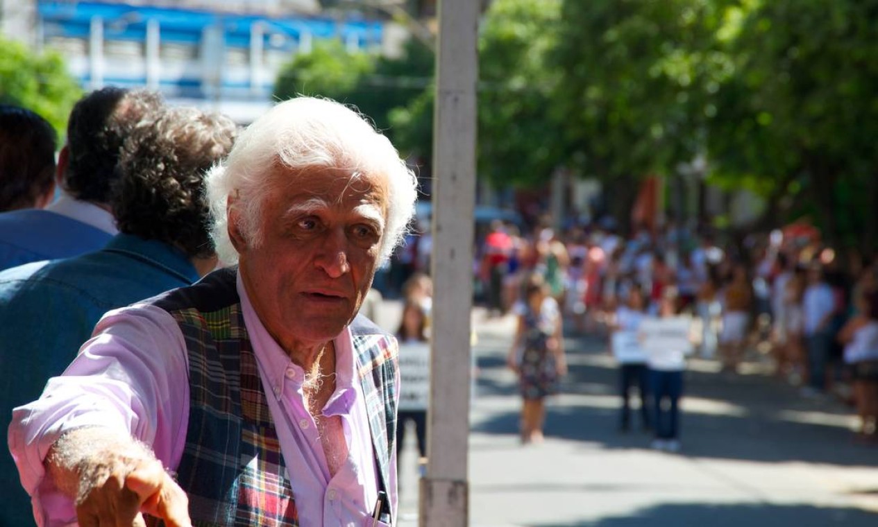 Ao final do desfile, com olhos marejados, Ziraldo refletia: "A vida. A vida passou muito rápido" Foto: Sergio Abranches