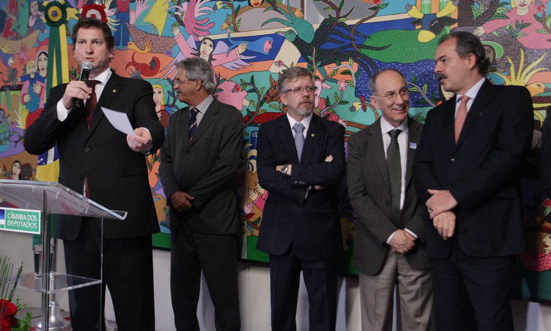 
Entre cristais. Rui Falcão (segundo à direita) participou de festa do PT na Câmara dos Deputados, mas também ouviu reclamações dos senadores do partido
Foto: O Globo / André Coelho