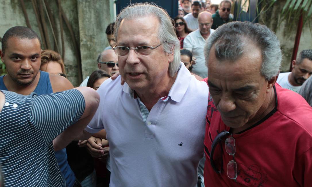 
Mão na cabeça. O ex-ministro José Dirceu ao votar no primeiro turno: os petistas preferem não puni-lo
Foto: O Globo / Michel Filho