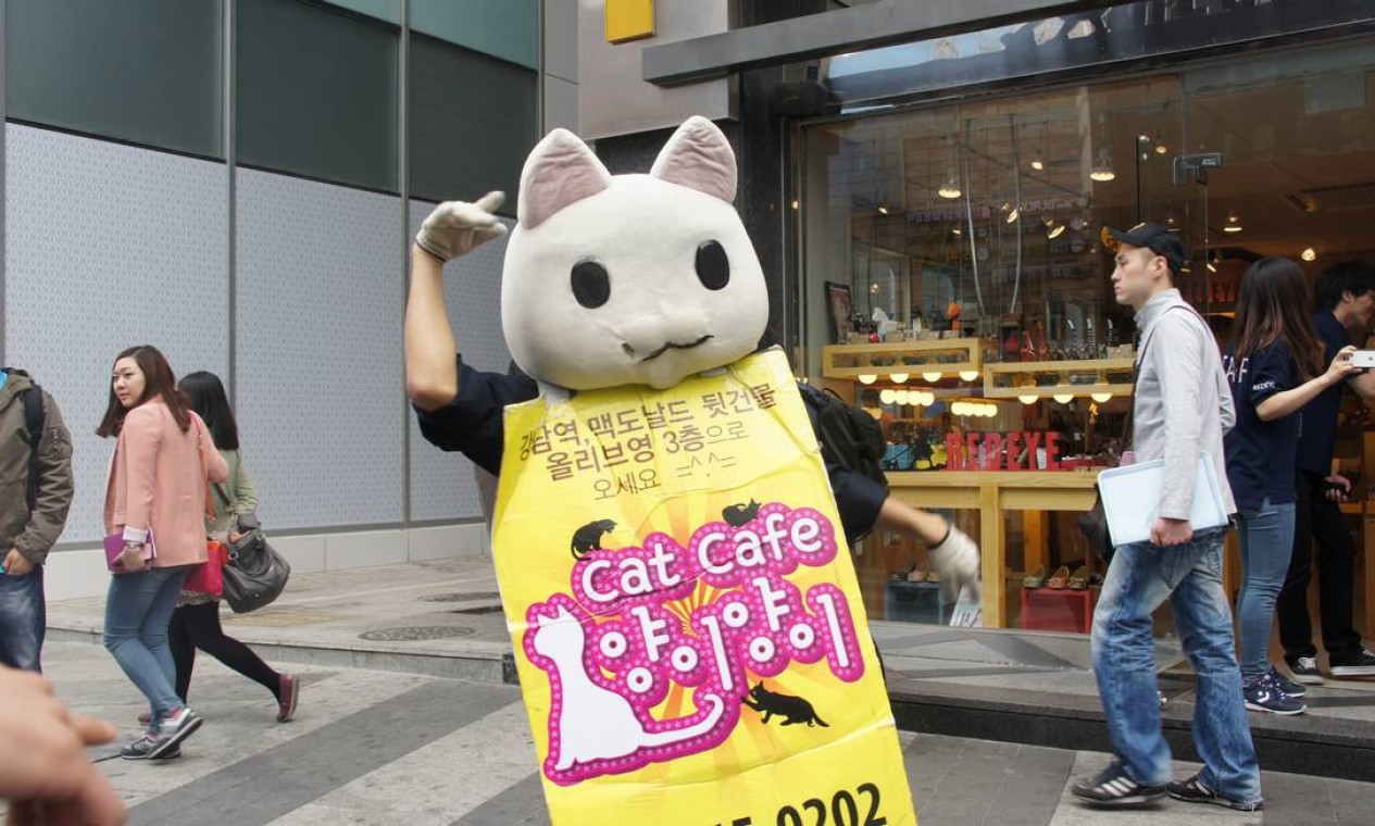 Perfomance na rua para anunciar Wi-Fi em um dos cafés de Gangnam Foto: Claudia Sarmento / O Globo