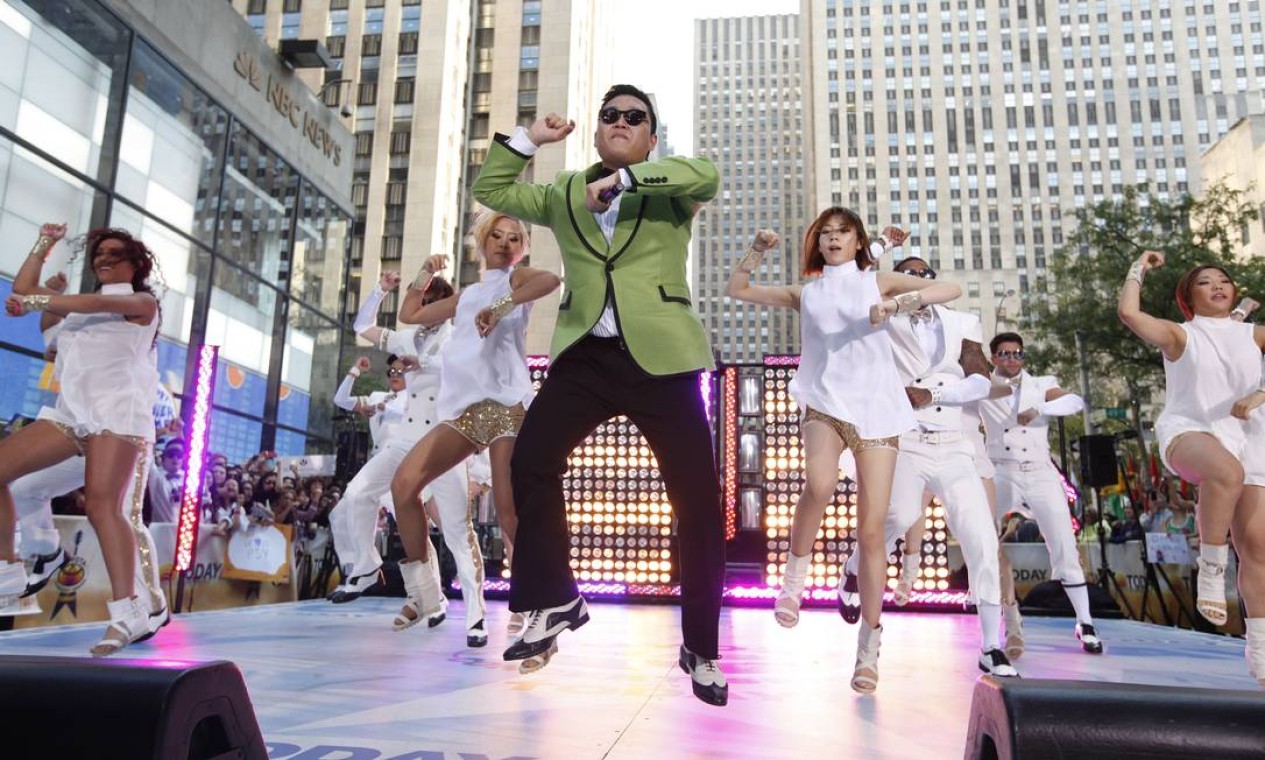 O rapper Psy e suas sexy ladies apresentam “Gangnam Style” no programa “Today Show”, em Nova York Foto: Jason DeCrow / AP/Invision