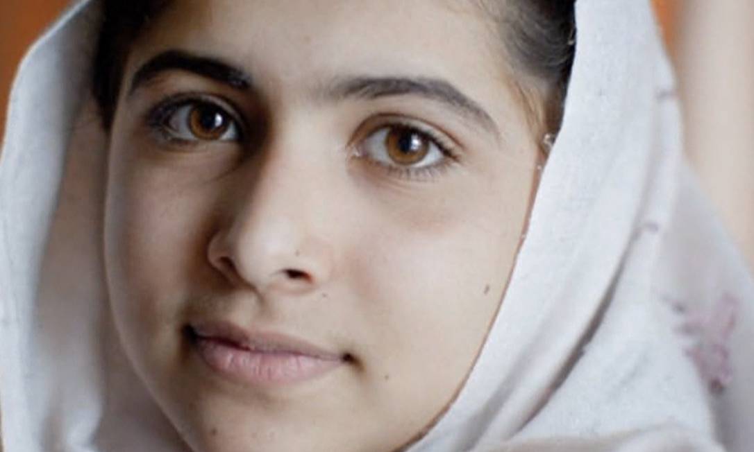 Baleada Na Cabeça Por Talibãs, Malala Yousufzai Volta A Andar, Falar E ...