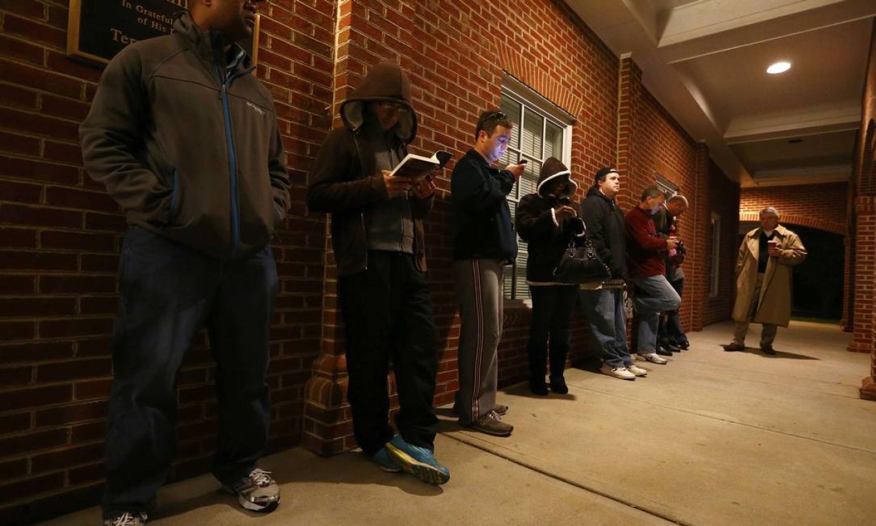 Eleitores fazem fila antes da abertura da seção em igreja Metodista, na Carolina do Norte Foto: Reuters