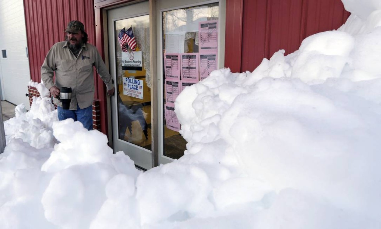 No meio do caminho tinha neve. Em Terra Alta, Virgínia Ocidental, o caminho para as urnas é gelado Foto: AP