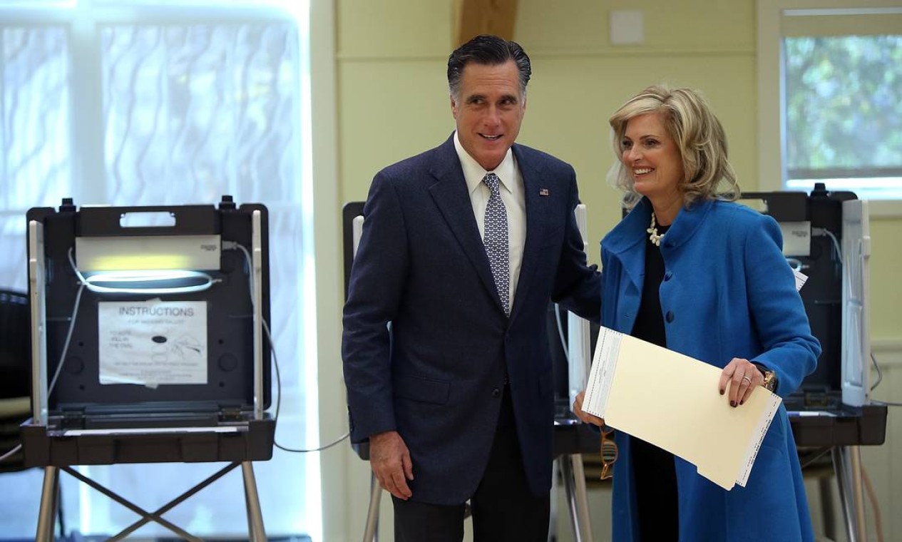 O candidato republicano Mitt Romney votou pela manhã ao lado da mulher, Ann, em Belmont, Massachusetts Foto: AFP
