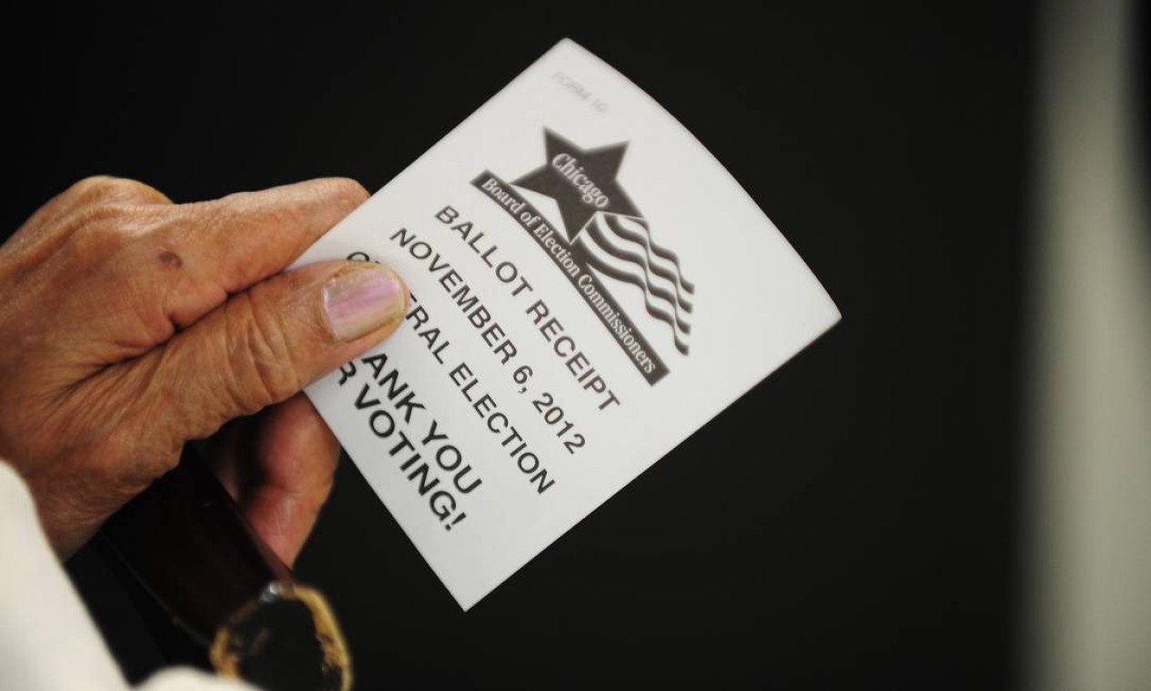 Comprovante de voto. Pelo menos 31 milhões de americanos votaram antecipadamente, pelos correios Foto: AFP