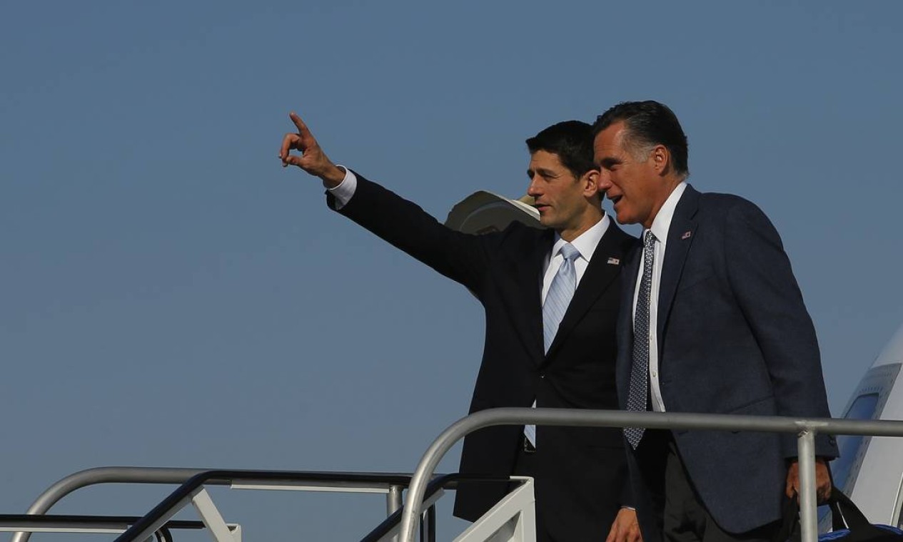 Paul Ryan e Mitt Romney acenam ao chegar em Ohio, estado considerado decisivo para a disputa presidencial Foto: Reuters