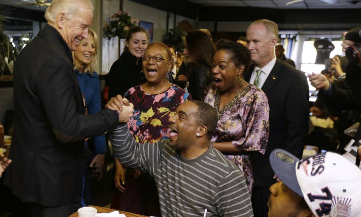 Vice-presidente Joe Biden fez visita surpresa a Ohio, onde cumprimentou eleitores em um restaurante Foto: AP
