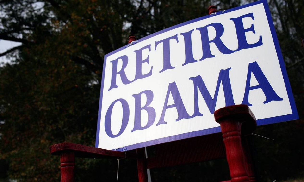 Em Manakin-Sabot, Virgínia, cartaz de eleitores pró-Romney pede a aposentadoria do presidente. O estado é um dos quais a disputa pela presidência é apertada Foto: AFP