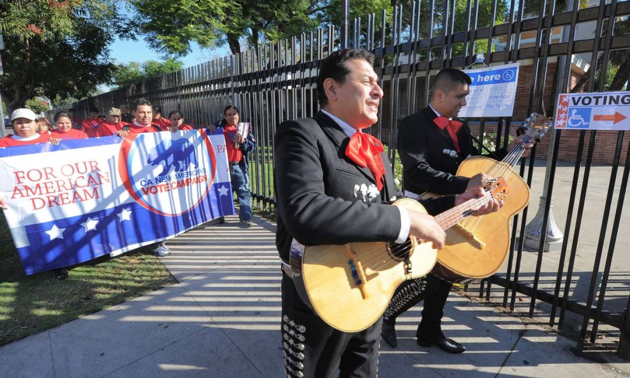 Em Sun Valley, distrito majoritariamente latino de Los Angeels, mariachis cantam e tocam serenadas nas ruas para encorajar os eleitores a votarem. Mais de 12 milhões de hispânicos aptos a votar podem definir a eleição Foto: AFP