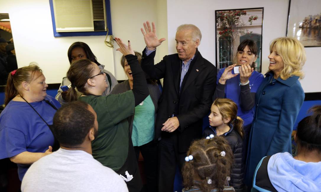 
Vice presidente americano Joe Biden, candidato a reeleição pelos democratas, faz campanha de última hora em restaurante de Ohio, um dos estados-chave para as eleições americana
Foto: AP