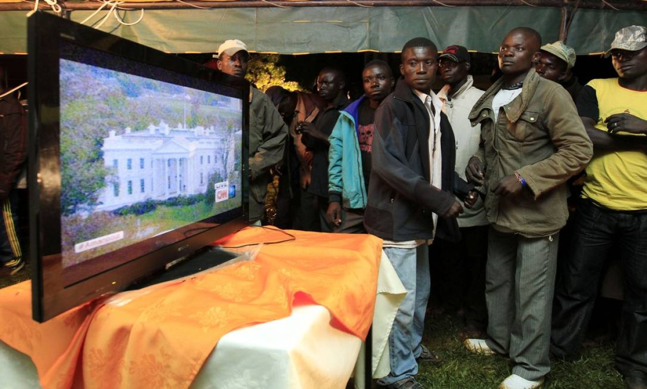 Na vila da família Obama no Quênia, residentes assistem o processo eleitoral dos Estados Unidos pela TV Foto: Reuters