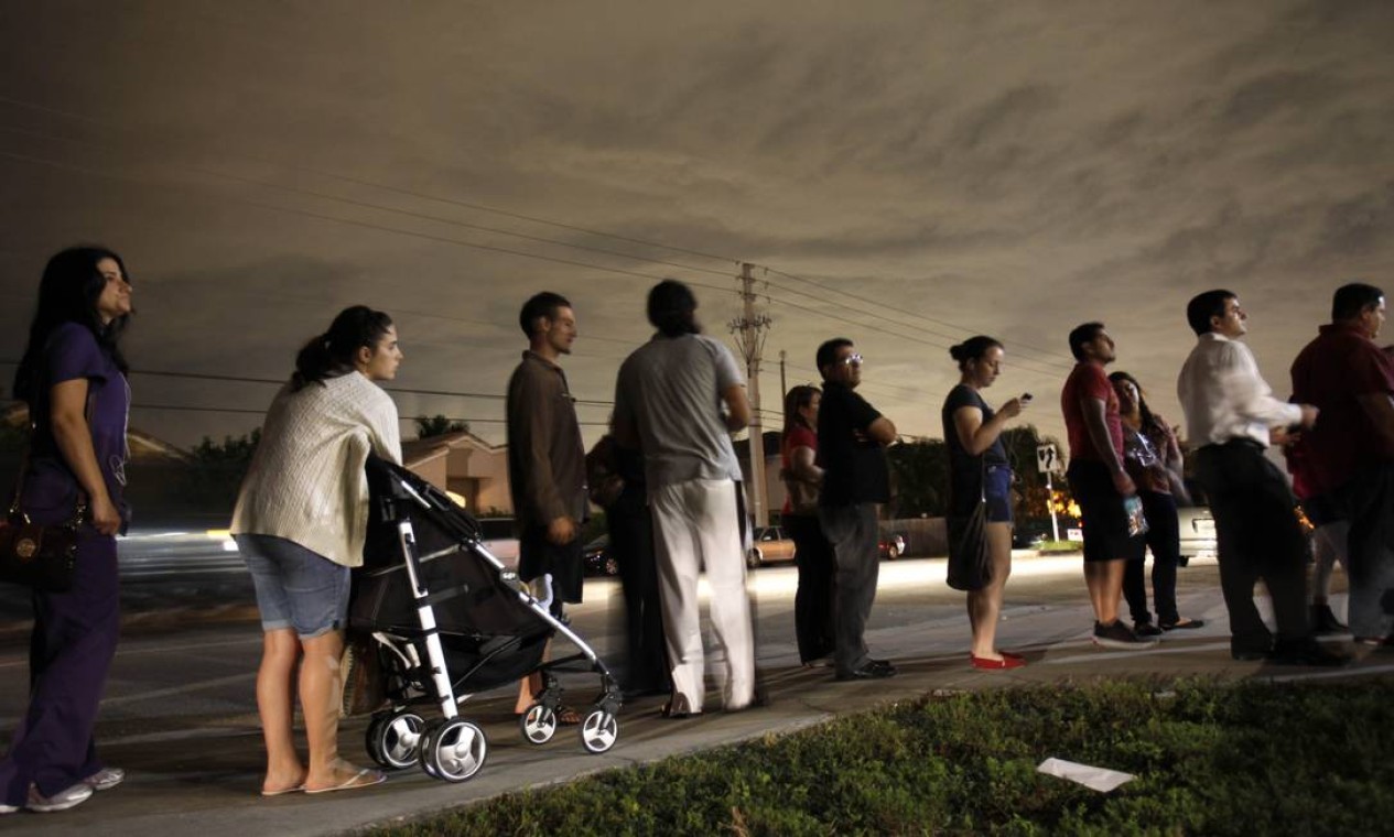 A noite chega e às 19h eleitores de Miami, na Flórida, ainda aguardam na fila para votar Foto: AP