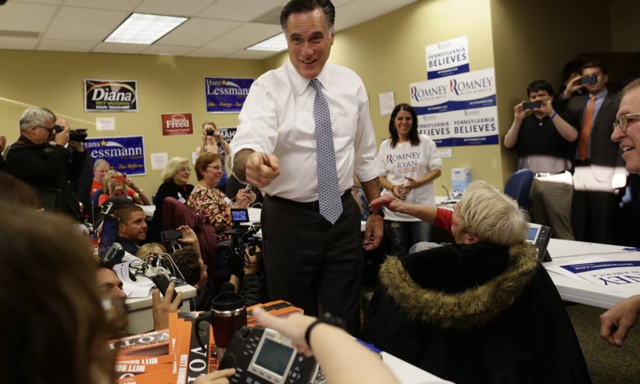 Sob olhares de curiosos, Romney visita call center da campanha em Green Tree, Pensilvânia Foto: AP