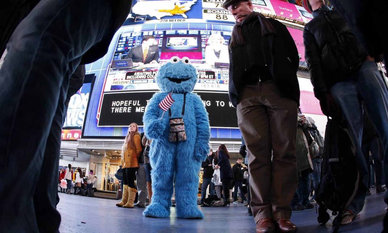 Até o personagem Cookie Monster, da Vila Sésamo, acompanha o resultado das eleições em Nova York Foto: Reuters