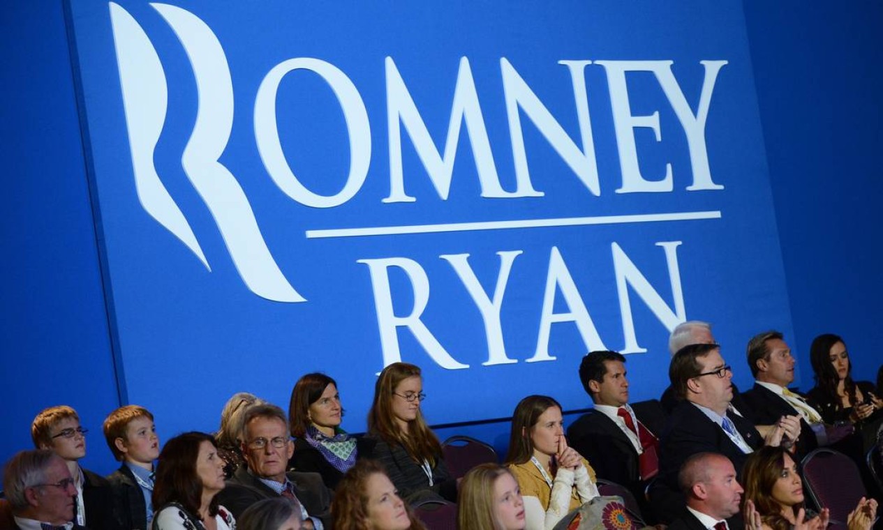 Partidários de Romney ouvem o resultado da eleição Foto: AFP