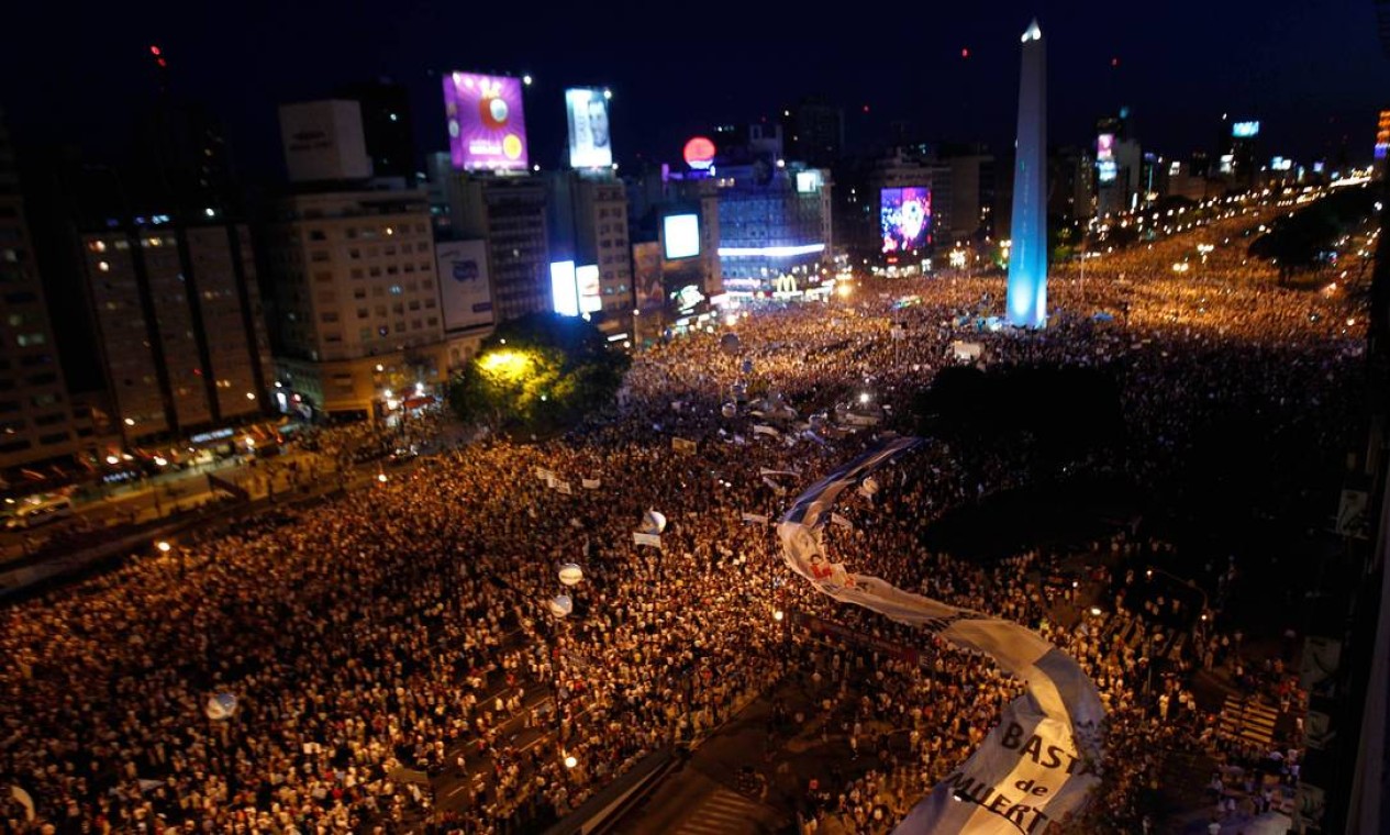Multidão se reúne em frente ao Obelisco, em Buenos Aires. O panelaço contra o governo argentino reuniu cerca de 700 mil pessoas na noite de quinta-feira, num protesto que acontece meses depois do início de um processo de desaceleração da economia. A inflação, estimada em 20% ao ano, afeta poder aquisitivo da população Foto: Reuters